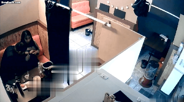 【破解摄像头】酒馆老板娘与多位客人口交接吻[某房原版]【1G】